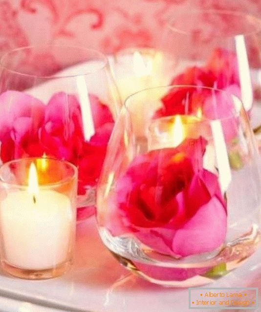 Kwiaty i świece jako dekoracja stołu na Walentynki