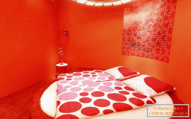 Niezrównany wystrój sypialni w jasnoczerwonym kolorze