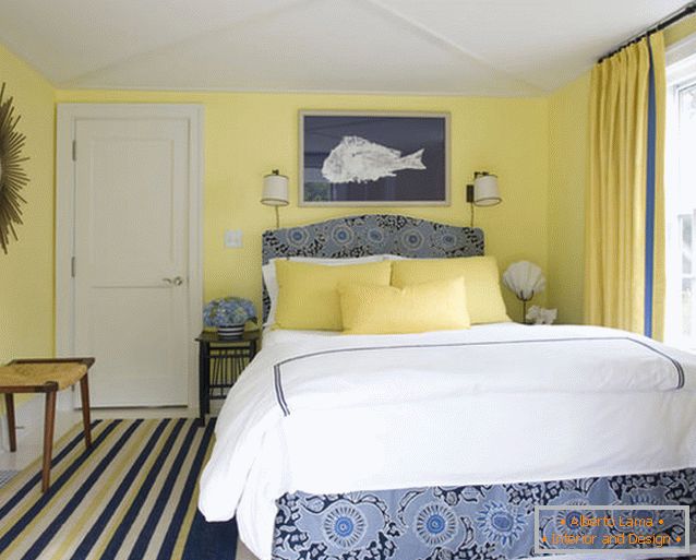 Uroczy wygląd małej sypialni w kolorach niebieskim i żółtym