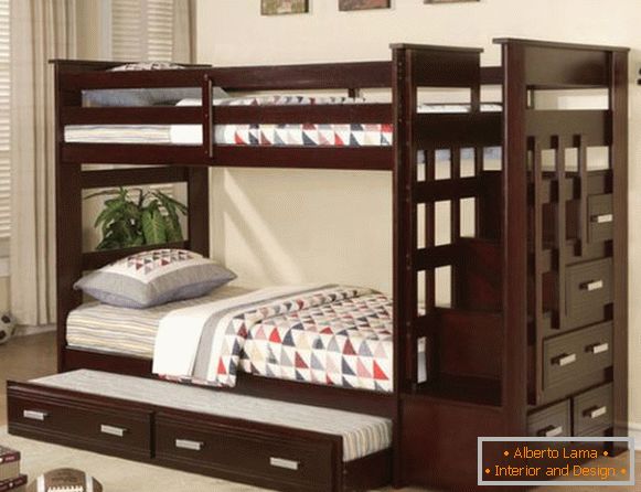 Luksusowe drewniane łóżko w pokoju dziecinnym