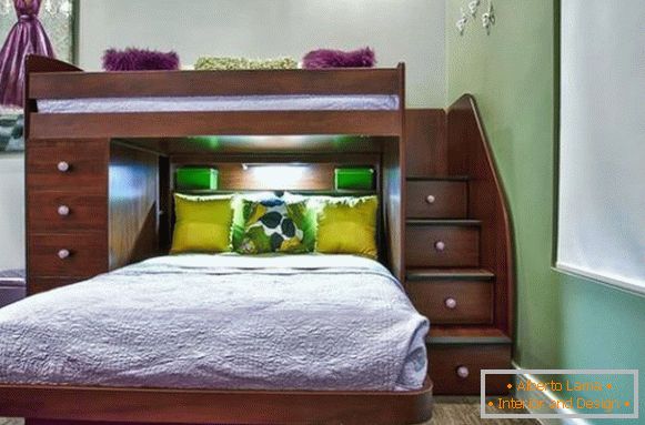 Dwupoziomowe łóżko z wbudowanymi szafkami