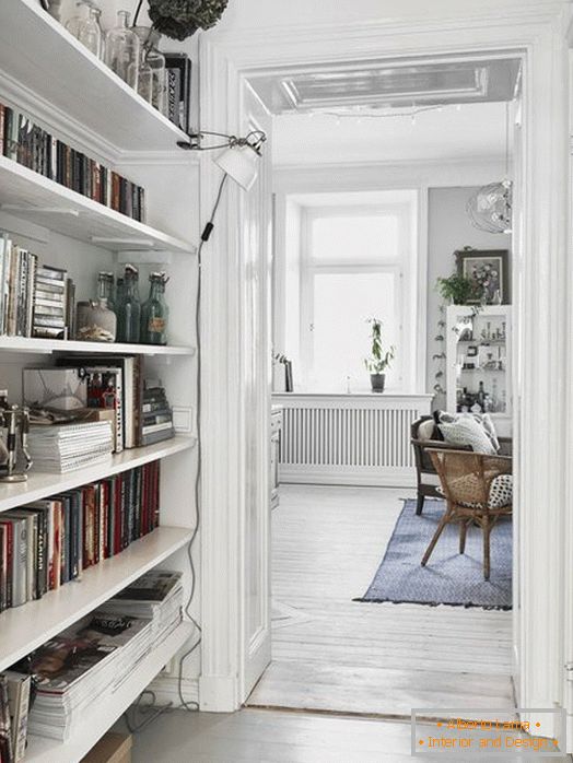 Mały korytarz z biblioteką w stylu skandynawskim