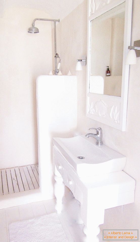 Połączona łazienka w kolorze białym