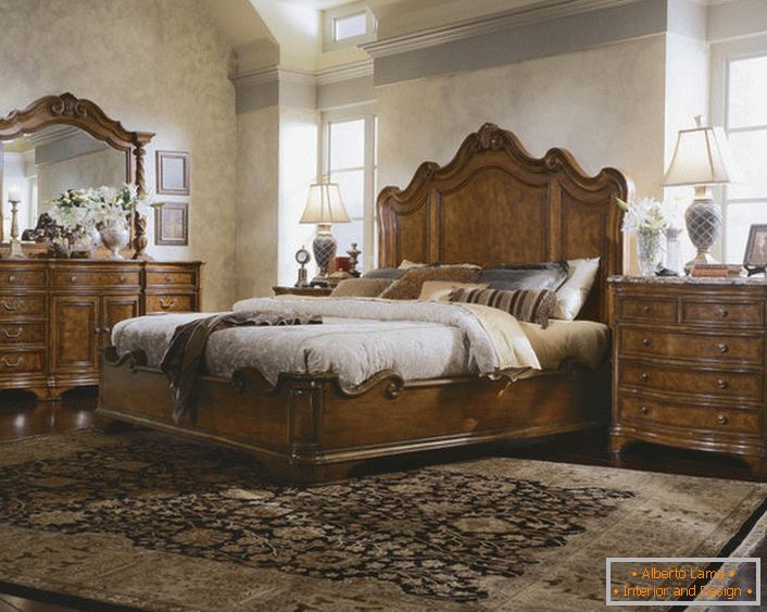 Opcja sypialni na poddaszu w stylu angielskim. Rozpoznawalne kształty i linie luksusowych mebli indyjskich.