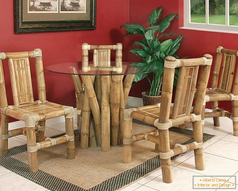 Stół i krzesła wykonane z bambusa
