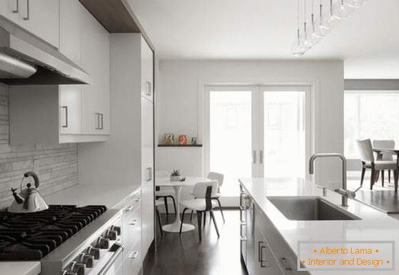 Biała szara kuchnia - zdjęcie we wnętrzu nowoczesnego domu