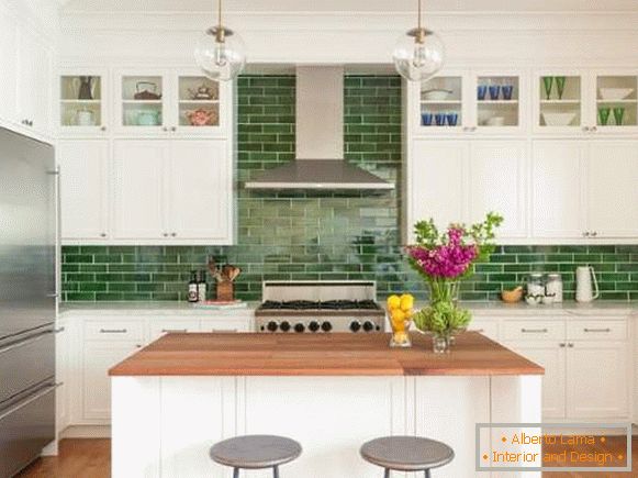 Zielony fartuch do białej kuchni - zdjęcie prostokątnych płytek