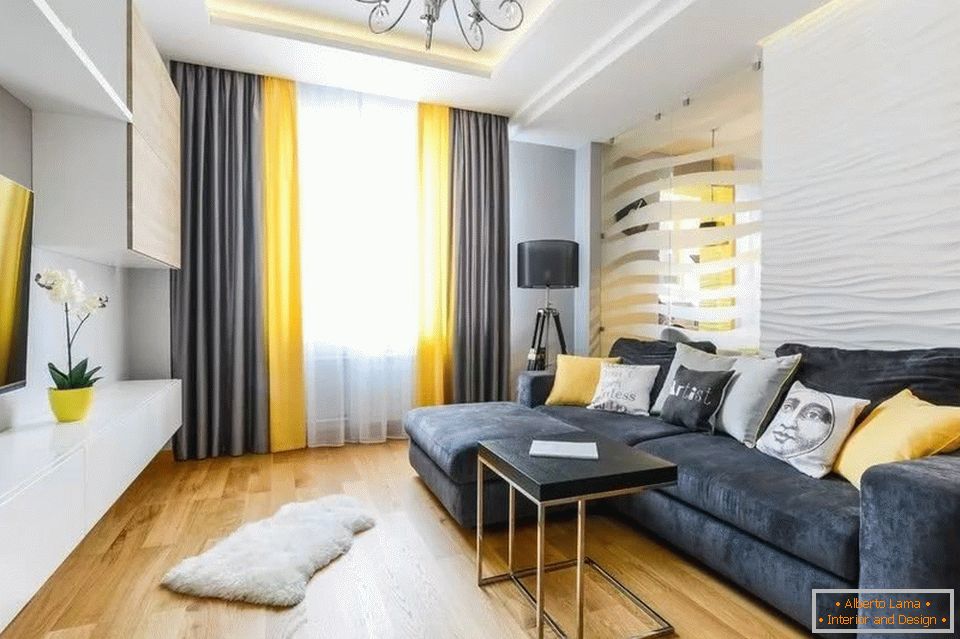 Czarne i żółte zasłony i sofa w białym pokoju