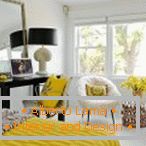 Biała sypialnia z żółtym wystrojem