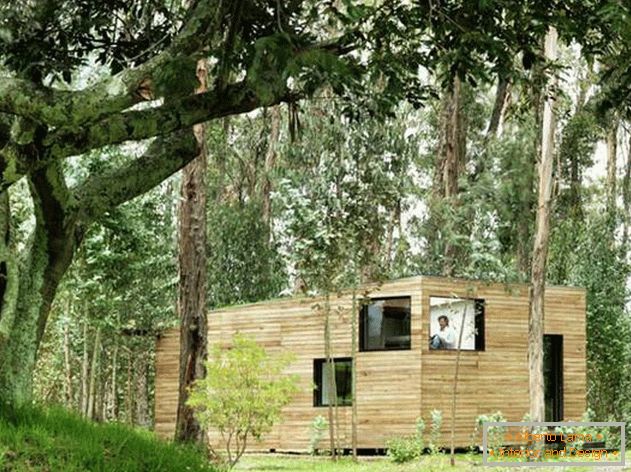 Ekwadorski mały dom w pięknym lesie