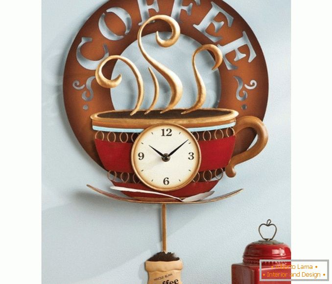 Zegar ścienny we wnętrzu kuchni - кофе