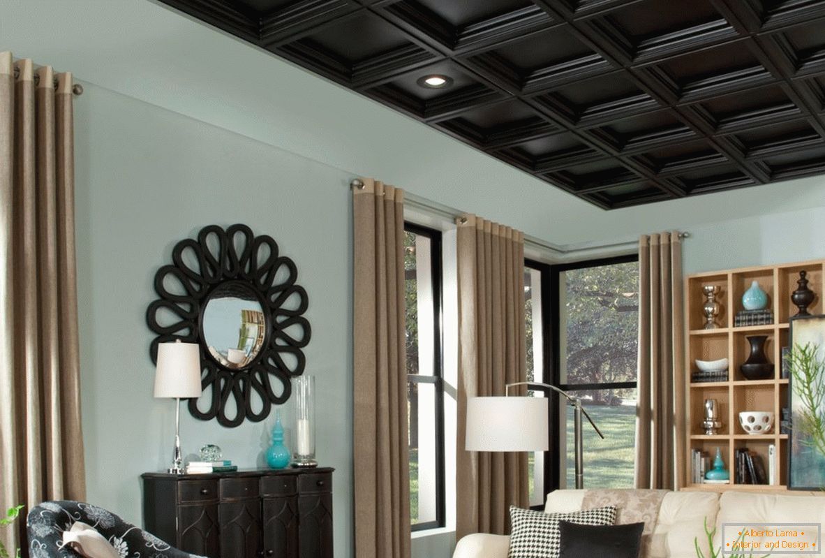Drewniany czarny sufit w salonie