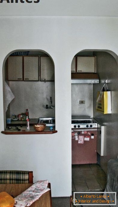 Kuchnia przed renowacją oddzielona jest od salonu łukiem
