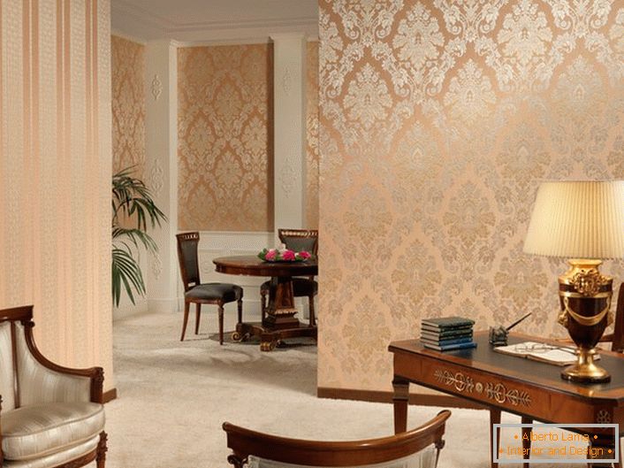 Surowy pasek i ozdobne wzory w złotym kolorze, na delikatnej brzoskwiniowej tapecie w barokowym biurze.