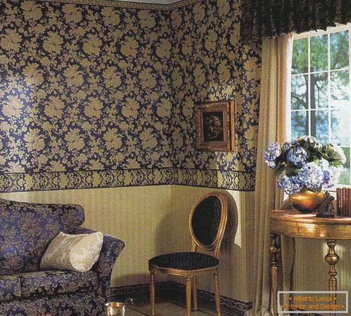 Ciemnoniebieski w barokowym salonie. Wzór na tapecie odzwierciedla ornament na tapicerce sofy.