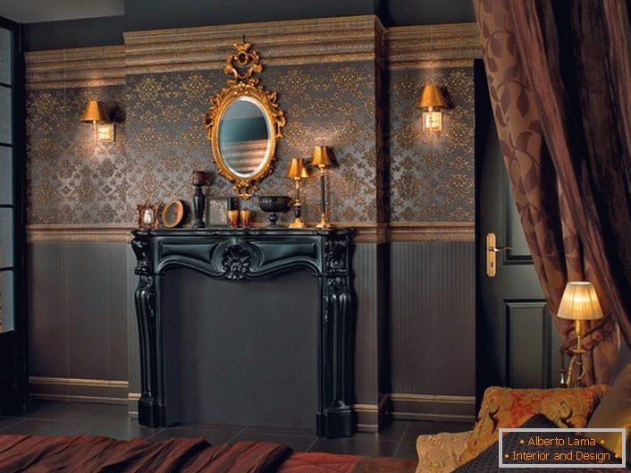 Ciemnobrązowa tapeta do sypialni w stylu barokowym. Panel na całej ścianie ozdobiony jest symetrycznymi złotymi wzorami.