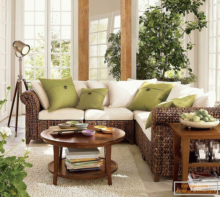 Duże okna z drewnianymi ramami wpuszczają do salonu w stylu ekologicznym wystarczającą ilość światła słonecznego, które powinno przeważać w pokoju.