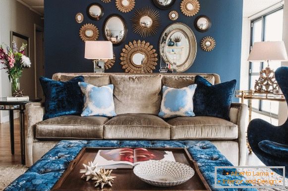 Niebieskie ściany i tapicerowane meble w salonie