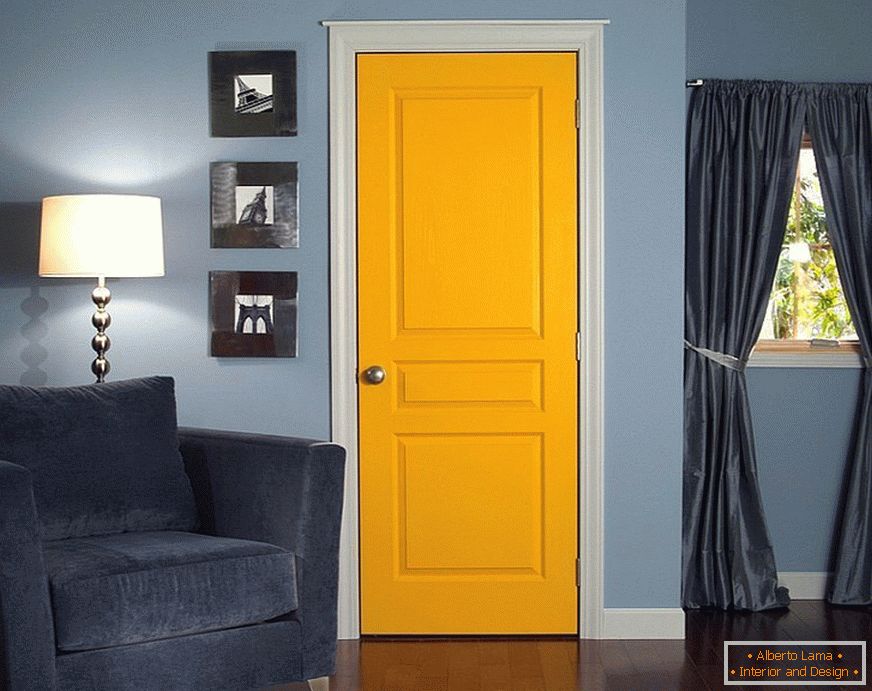 Niebieskie ściany i żółte drzwi