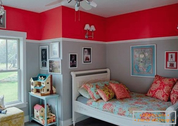 Połączenie czerwonego i niebieskiego koloru we wnętrzu pokoju dziecięcego