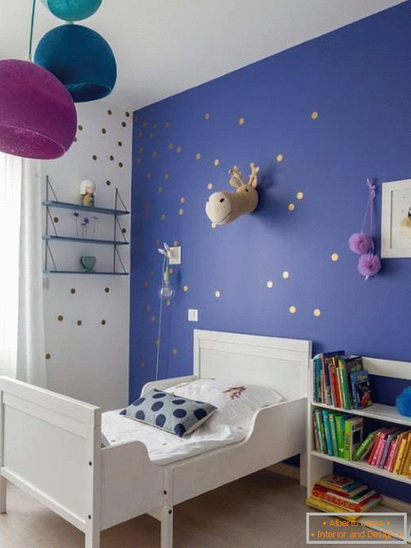 Kolor niebieski ścian w pokoju dziecięcym z liliowym wystrojem