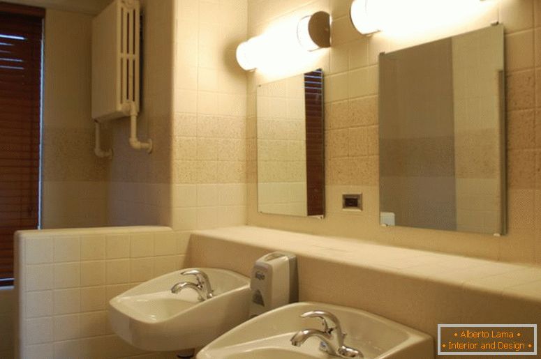 intrygujące wnętrza-pomysły-w-wąskiej łazience-pokazano-podwójne-porcelany-umywalki-kwadrat-ściany-lustra-bezramkowe-za pomocą-pływające-oświetlają-długie-lampki-oświetlenie-oprawy