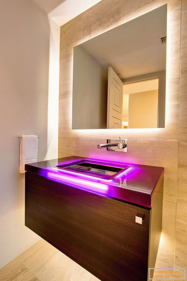 łazienka-wnętrze-led-światło-ściana-lustro-za-nowoczesna-łazienka-w połączeniu-z-brązowy-sklejka-fornir-pływające-vanity-szafka-z-fioletowy-led-sink-vanity-nowoczesne-łazienka-próżność- światła-744x1117
