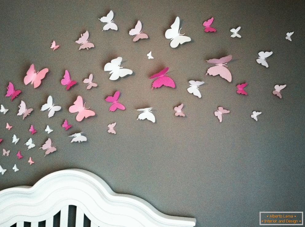 Motyle wykonane z papieru na ścianie