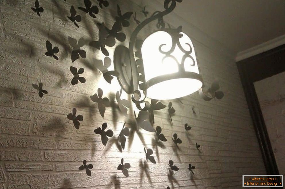 Motyle na ścianie z lampą
