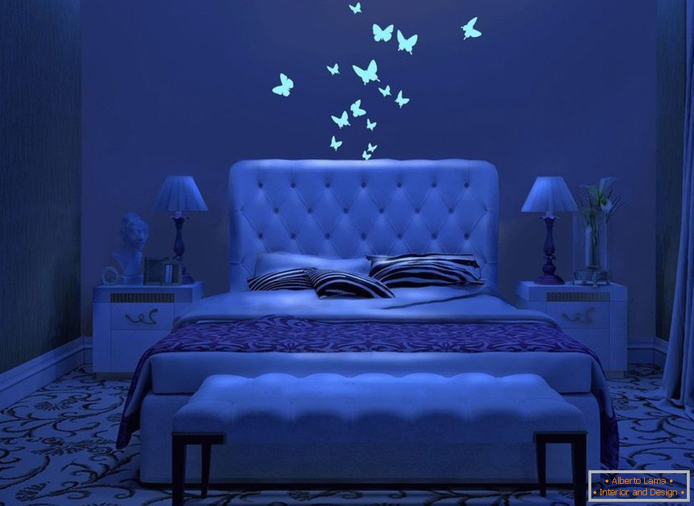 Świecące motyle we wnętrzu sypialni