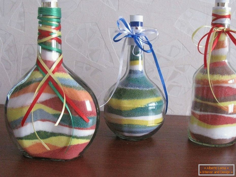 Butelki o różnych kształtach z kolorową solą