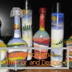 Wzory kolorowej soli w butelkach