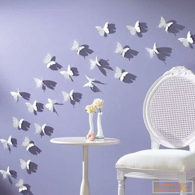 Białe motyle na ścianie