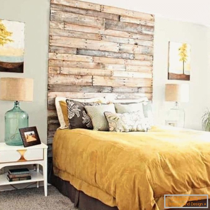 Sypialnia z drewnianym zagłówkiem