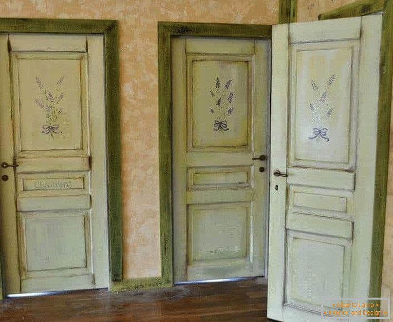 Stare drzwi będą pasowały do ​​stylu Prowansji i Vintage