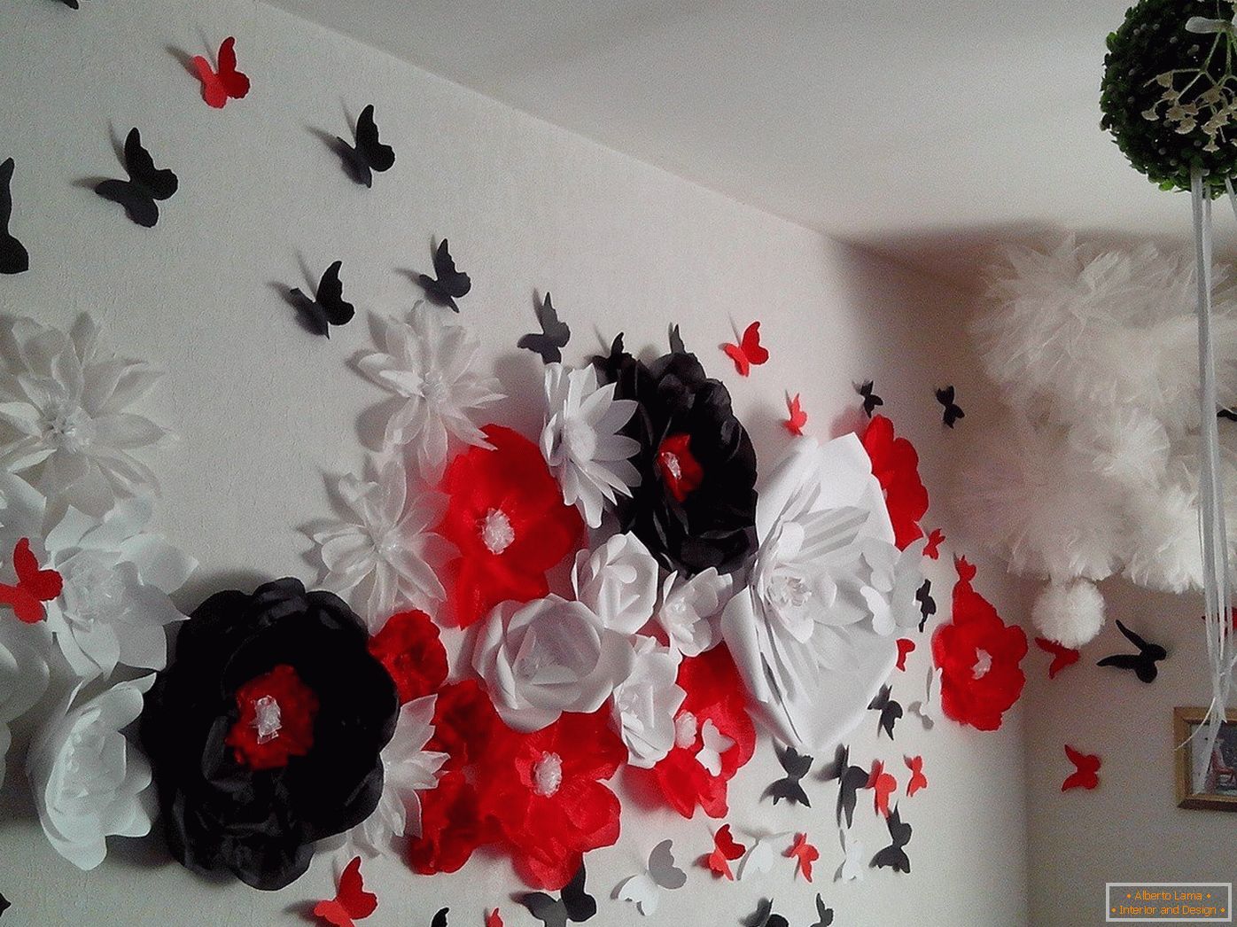 Kwiaty i motyle na ścianie
