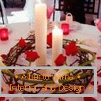 Dekoracja stołu ze świecami i płatkami róż
