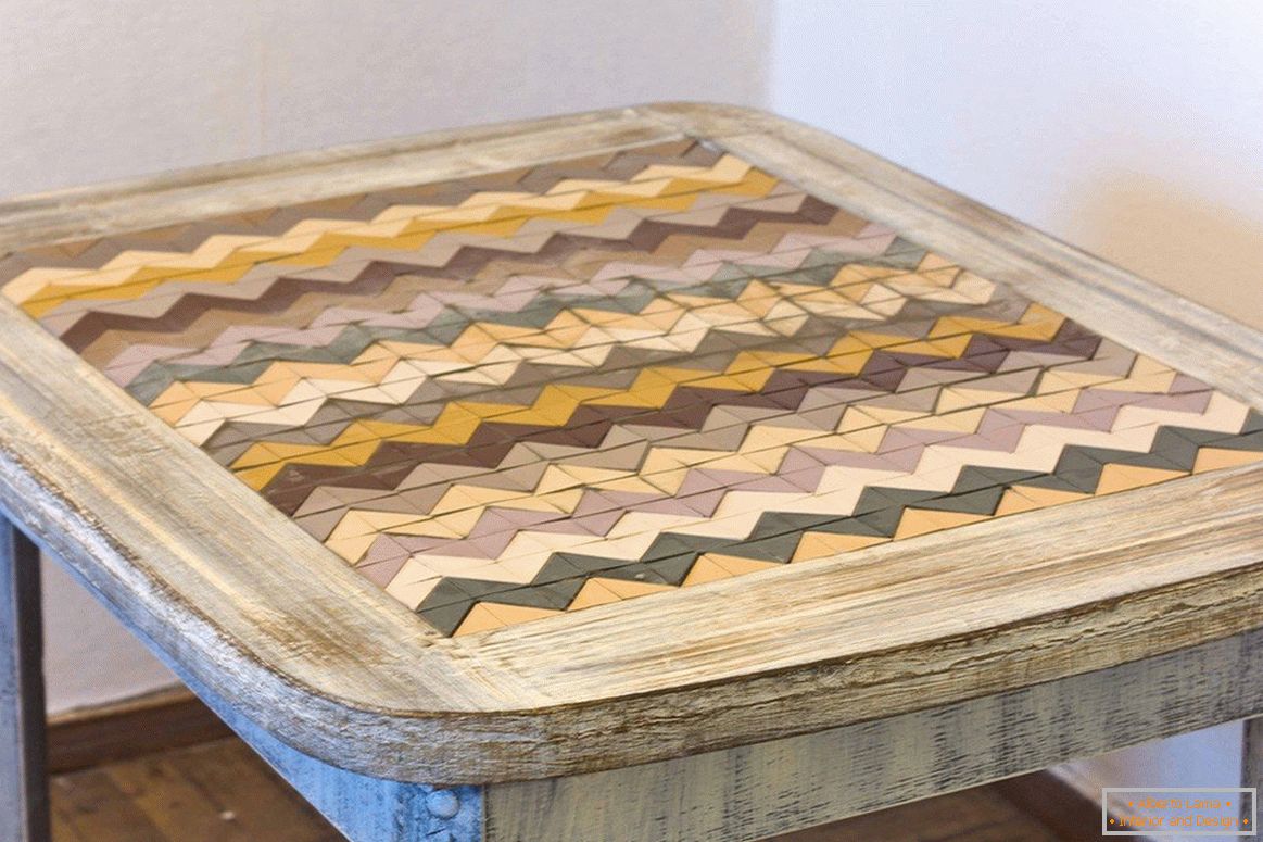 Starzejący się stół z mozaiką
