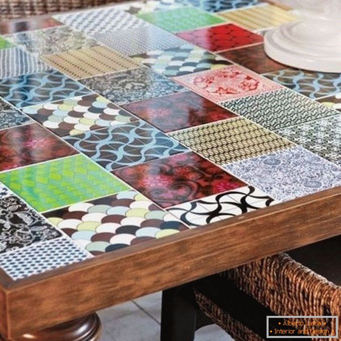Stół wykonany z płytki ceramicznej