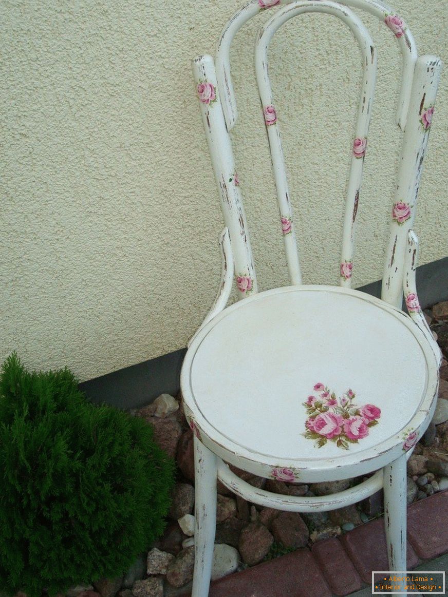 Krzesło jest urządzone w stylu Prowansji