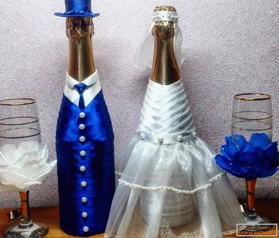 Ślubne butelki w garniturach państwo młodzi