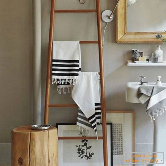 Dekoracja łazienki - wieszak na ręczniki od schodów