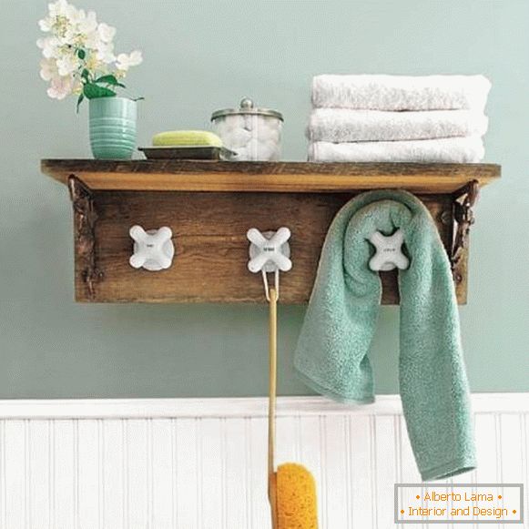 Kreatywny wystrój w łazience - zdjęcie drążka na ręcznik