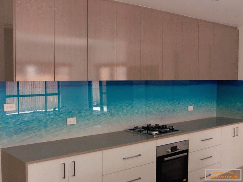Szklany panel na fartuchu w kuchni