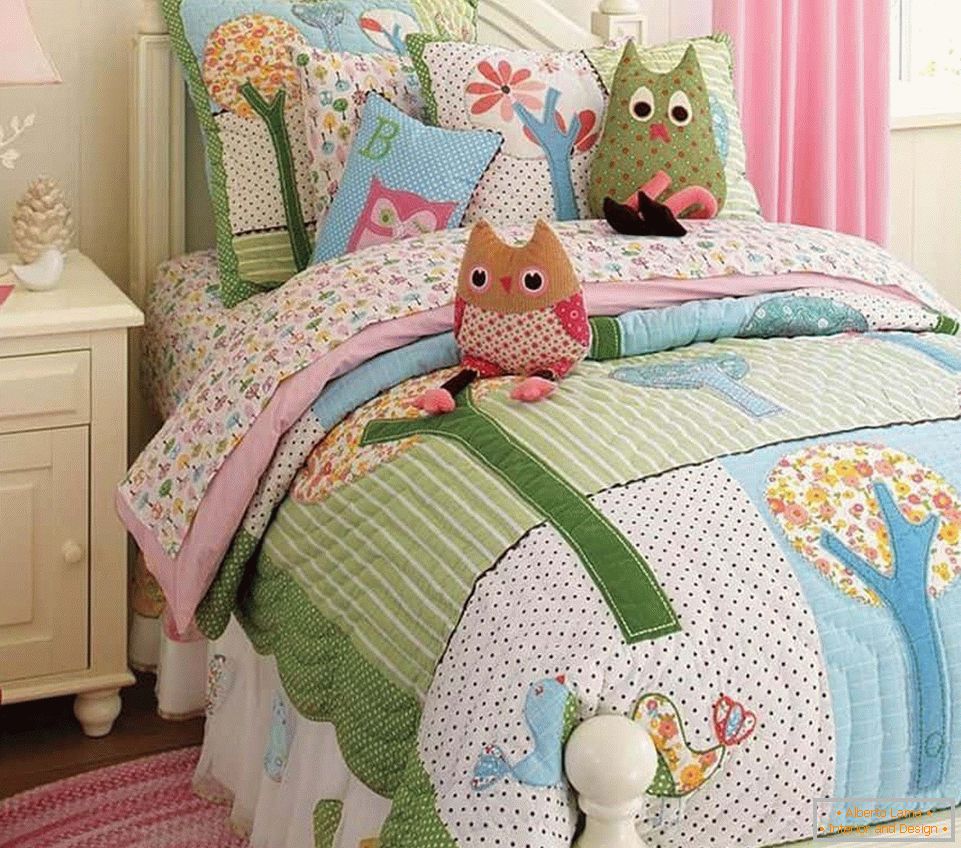 Idea dekoracyjnych poduszek dziecięcych w sypialni