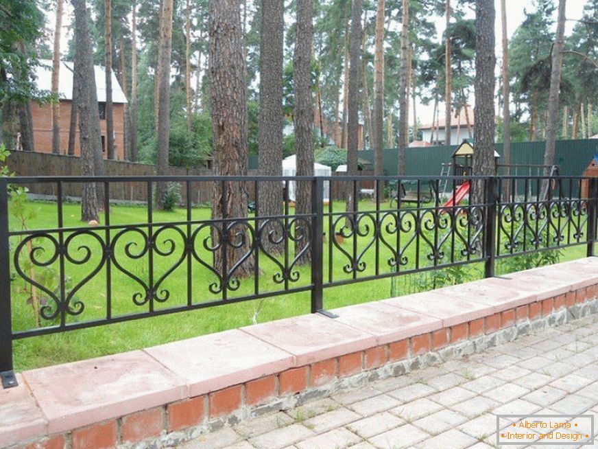 Metalowe ogrodzenie na miejscu