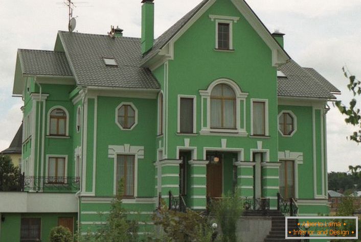 Zielone ściany zdobi stiuk w stylu klasycznym. Dobra opcja do dekoracji domu wiejskiego.