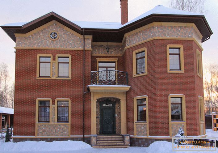 Niezwykłą architekturę wiejskiej rezydencji z cegieł uzupełnia dekoracja stiukowa. Otwory okienne i drzwiowe wykonane z ceramicznego stiuku pasują harmonijnie do ogólnej stylistyki zewnętrznej. 