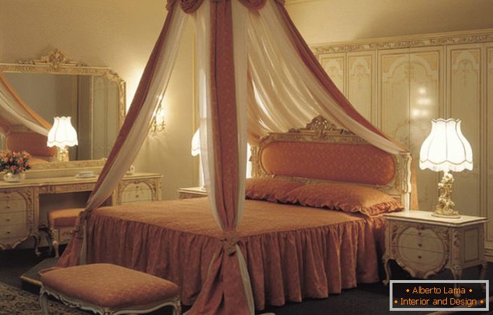 Baldachim nad łóżkiem jest uważany za najbardziej niezwykły element wystroju sypialni.