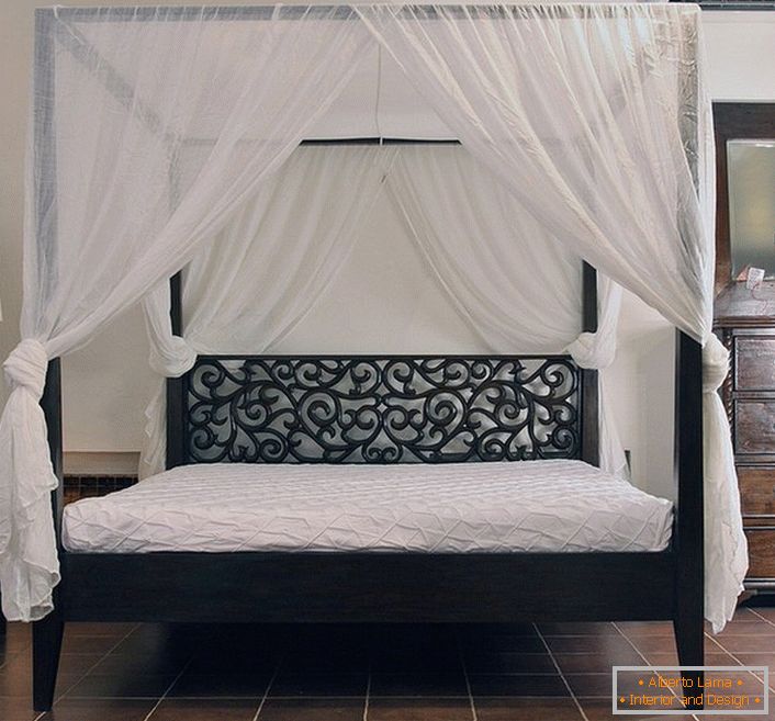 Sypialnia w stylu Art Nouveau jest atrakcyjna dzięki właściwej organizacji łóżka. Do szycia baldachim zastosowano lekki materiał naturalny.